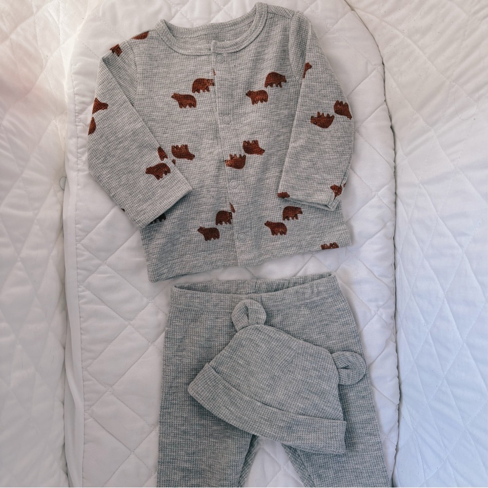 ⭒ 3M Carter’s Gray 3 Pieces Set Brown Bear Print Button-Up Long Sleeve ⭒